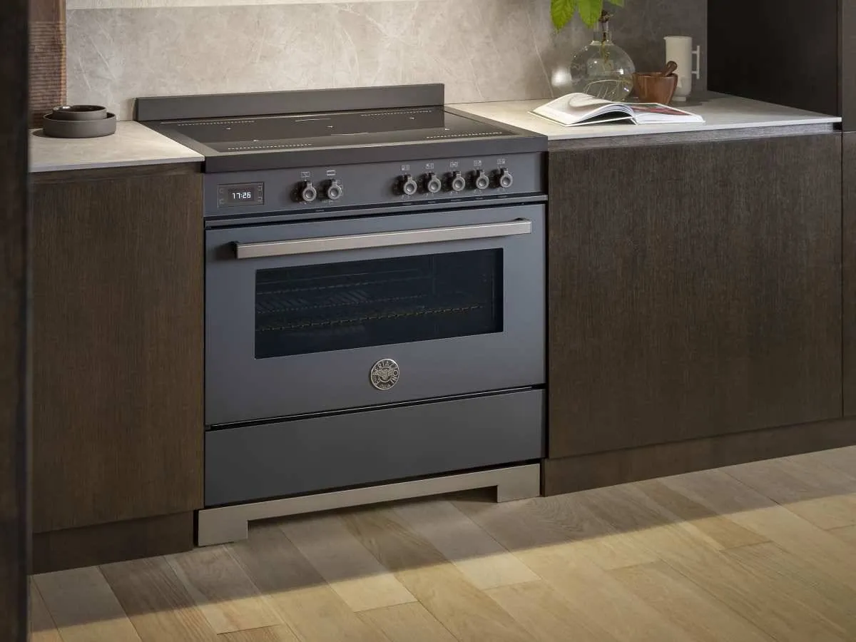 Elettrodomestici Cucina da 90 cm con piano a induzione e forno elettrico  Bertazzoni | Salone del Mobile