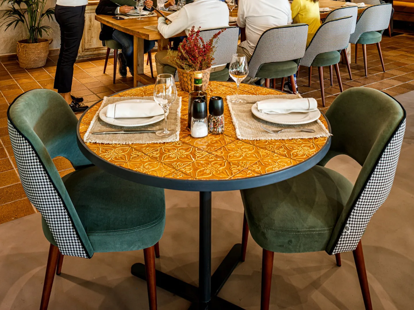 CALDAS round dinner table - Mambo Unlimited Ideas