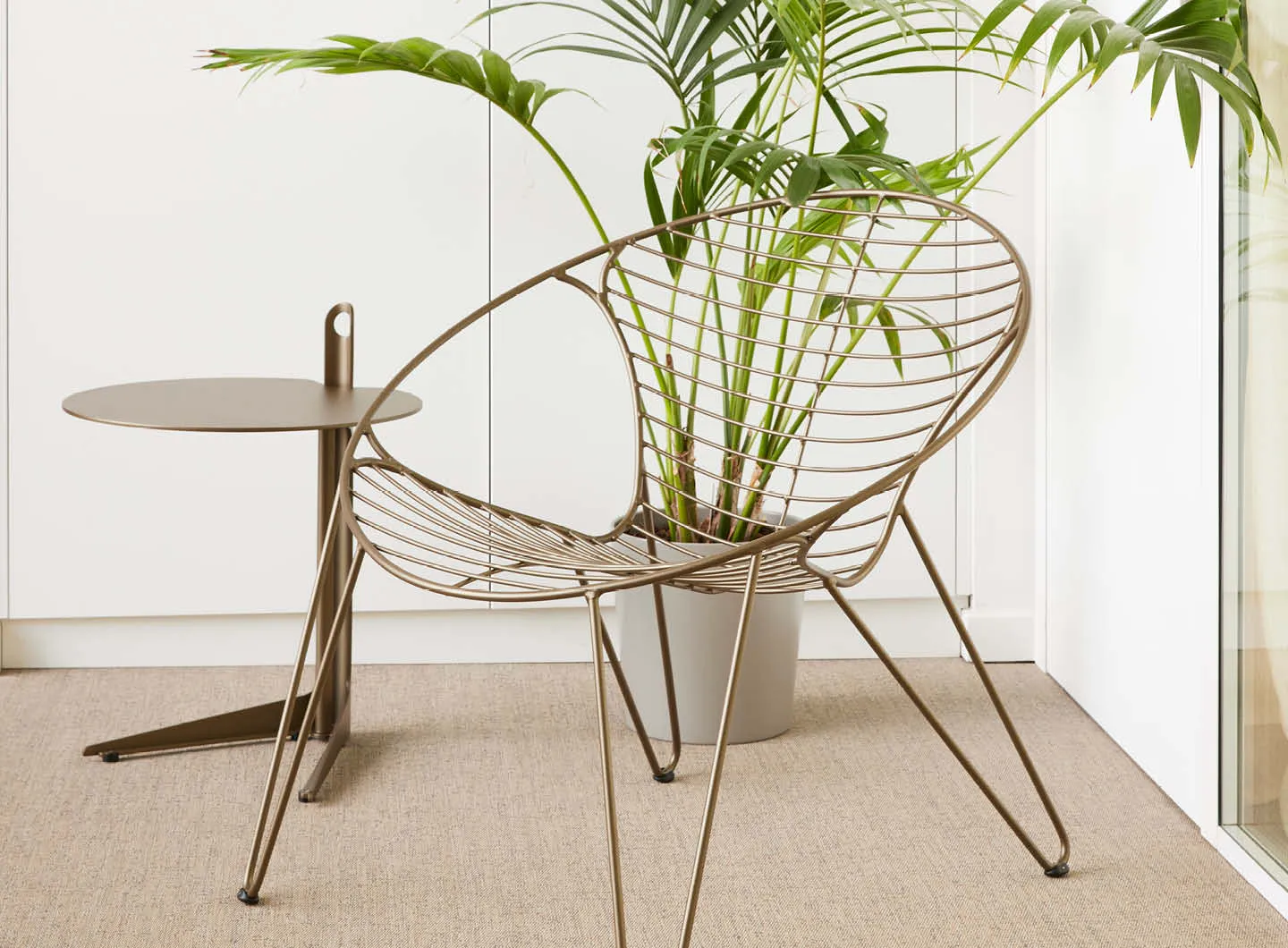 Wire low chair in bronze
