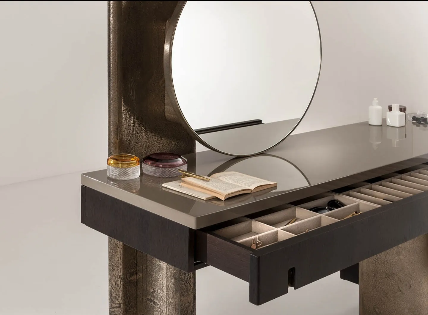 laurameroni_console_vanity_outfit_03.jpg