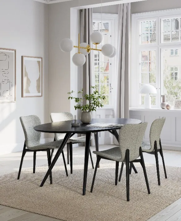 DAN-FORMs PARAGON chairs around the ECLIPSE table in a Copenhagen apartment