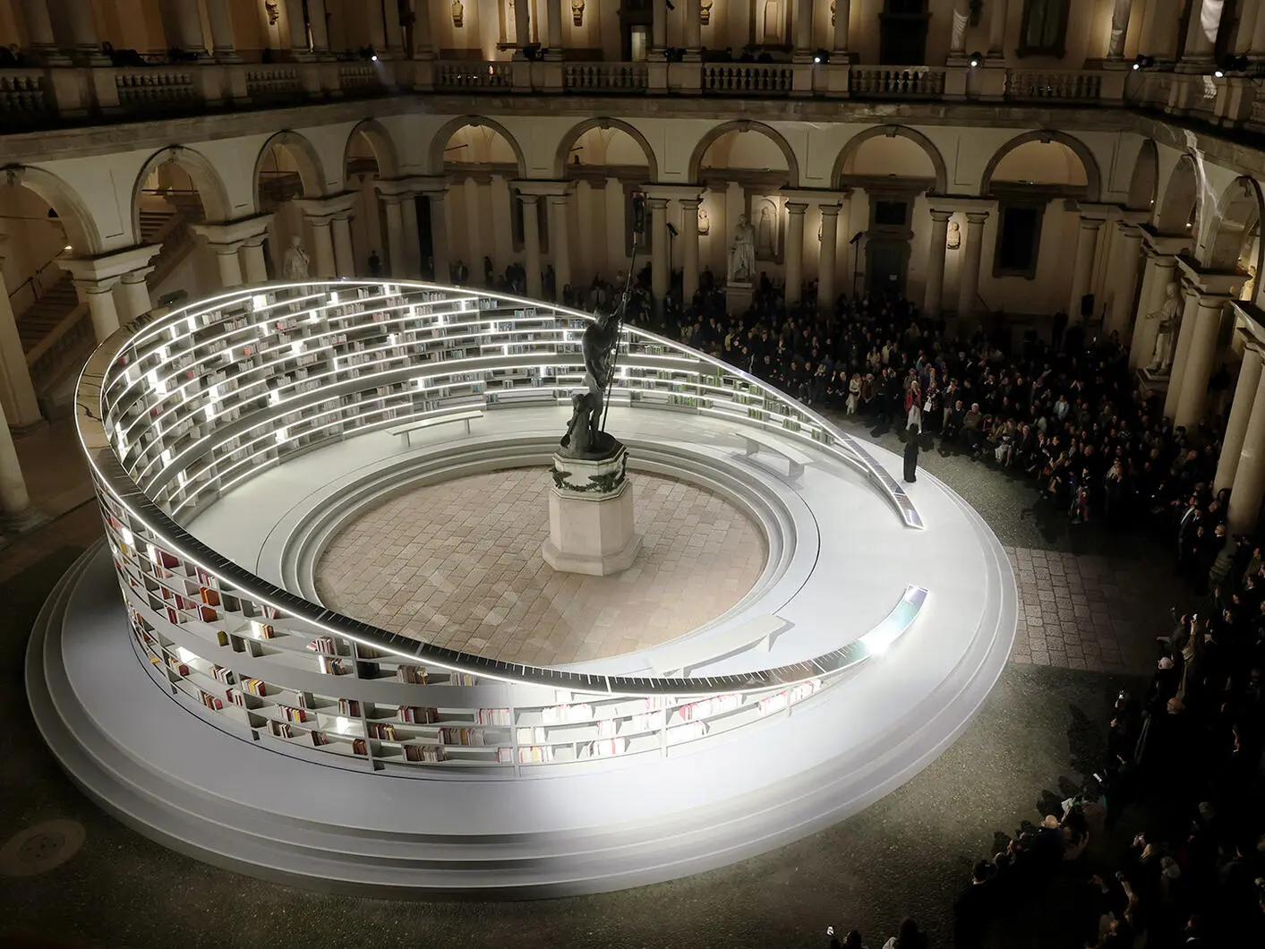 salonemilano, es devlin